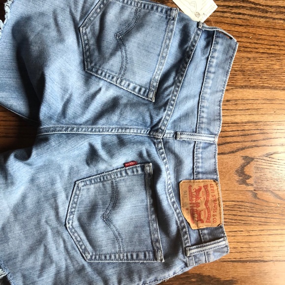 Vintage Levi jean shorts - Picture 3 of 4